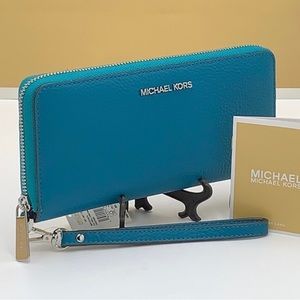 ✨🎉NWT🎉✨ Michael Kors Large Leather Smartphone Wristlet